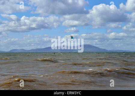 Kitesurfer a allonby beach West Cumbria Inghilterra England Foto Stock