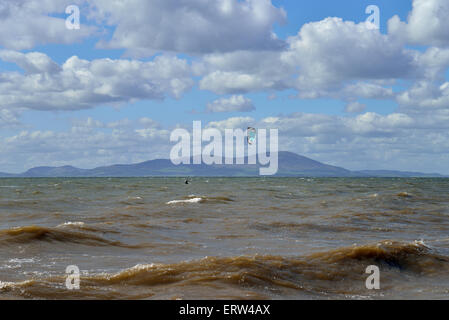 Kitesurfer a allonby beach West Cumbria Inghilterra England Foto Stock