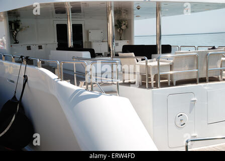 Interno del yacht bianco su un ancoraggio in porto Foto Stock