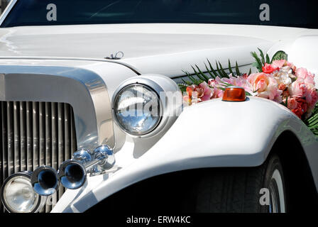 White wedding limousine decorata con fiori Foto Stock