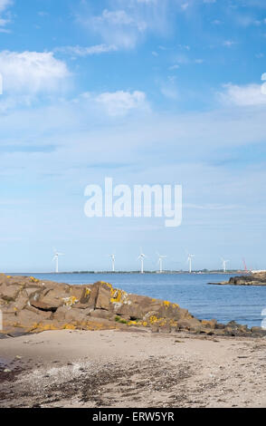 FALKENBERG, Svezia - 5 giugno 2015: turbine eoliche in rocciosi costiere oceaniche paesaggio dall' oceano il 5 giugno a Falkenberg (Svezia). Foto Stock