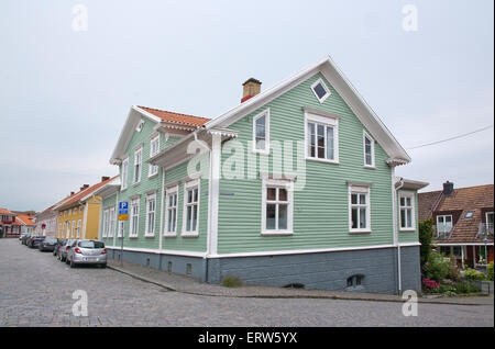 FALKENBERG, Svezia - 6 giugno 2015: Verde casa in legno nel centro città il 6 giugno a Falkenberg (Svezia). Foto Stock