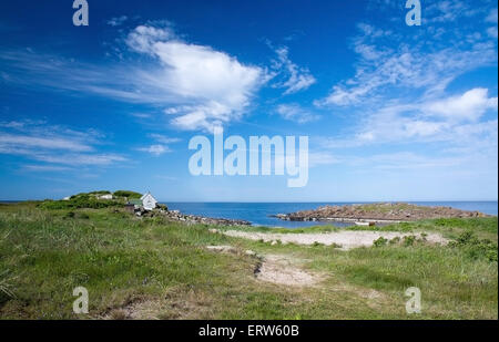 FALKENBERG, Svezia - 5 giugno 2015: la piccola barca di legno di rocky il paesaggio costiero e casa di pescatori sulla brughiera il 5 giugno in Sk Foto Stock