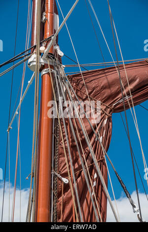 Vele montante di armamento Thames Barge " Greta' ormeggiata nel porto di Whitstable Foto Stock