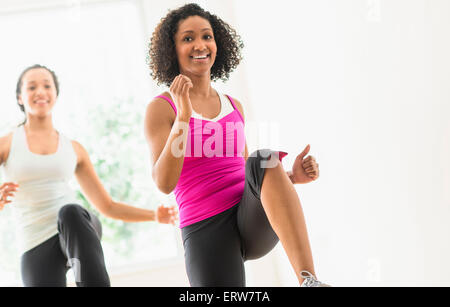 Le donne che lavorano fuori esercizio in classe Foto Stock