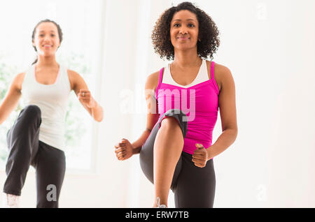 Le donne che lavorano fuori esercizio in classe Foto Stock