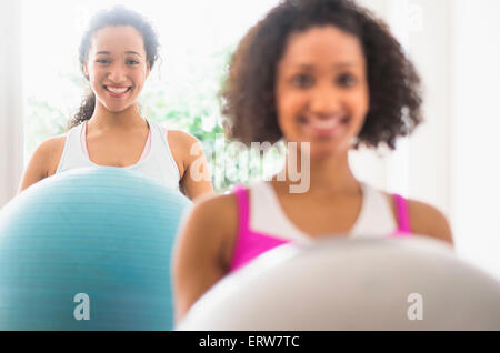 Le donne che lavorano fuori con sfere di fitness nella classe di esercizio Foto Stock