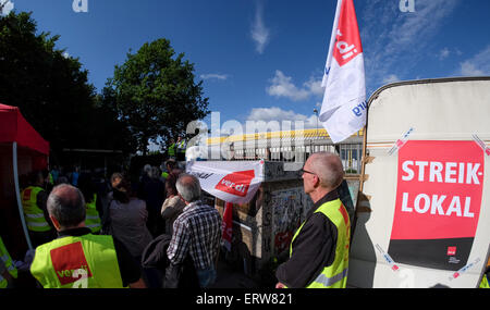 Amburgo, Germania. Il giorno 08 Giugno, 2015. Strike picchetti attendere per i loro colleghi di fronte al centro di distribuzione a Amburgo, Germania, 08 giugno 2015. Numero illimitato di scioperi hanno iniziato a Deutsche Post AG. Foto: Axel HEIMKEN/dpa/Alamy Live News Foto Stock