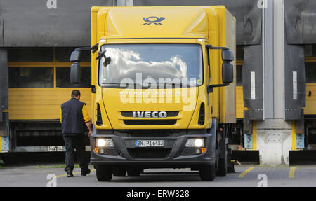 Amburgo, Germania. Il giorno 08 Giugno, 2015. Un postino scende da un carrello di fronte al centro di distribuzione a Amburgo, Germania, 08 giugno 2015. Numero illimitato di scioperi hanno iniziato a Deutsche Post AG. Foto: Axel HEIMKEN/dpa/Alamy Live News Foto Stock