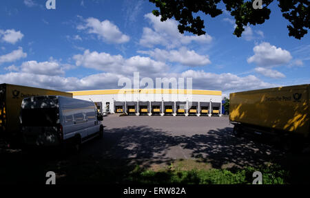 Amburgo, Germania. Il giorno 08 Giugno, 2015. Le porte dei bacini di caricamento sono chiusi al centro di distribuzione a Amburgo, Germania, 08 giugno 2015. Numero illimitato di scioperi hanno iniziato a Deutsche Post AG. Foto: Axel HEIMKEN/dpa/Alamy Live News Foto Stock