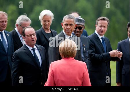 Garmisch-Partenkirchen (Germania). 8 Giugno, 2015. Il Presidente Usa Barack Obama cammina insieme con il Presidente francese Francois Hollande e altri leader politici di tutto il mondo a seguito di una foto di gruppo durante la seconda giornata del Vertice G7 Riunione a Schloss Elmau Giugno 8, 2015 vicino a Garmisch-Partenkirchen, in Germania. Foto Stock