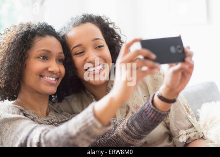 Donna sorridente tenendo cellulare fotografia Foto Stock