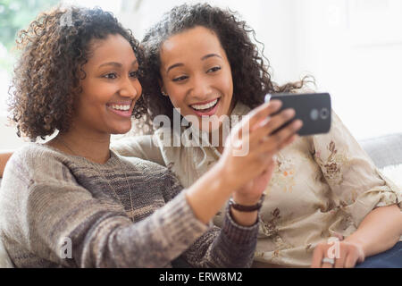 Donna sorridente tenendo cellulare fotografia Foto Stock