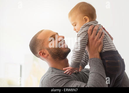 Padre sorridente giocando con il bambino figlio Foto Stock