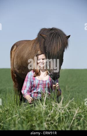 Ragazza con Aegidienberger Foto Stock