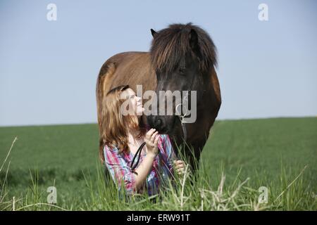 Ragazza con cavallo islandese Foto Stock