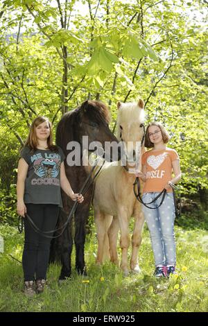 Le ragazze con i pony Foto Stock