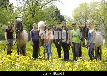 Le ragazze con i pony Foto Stock