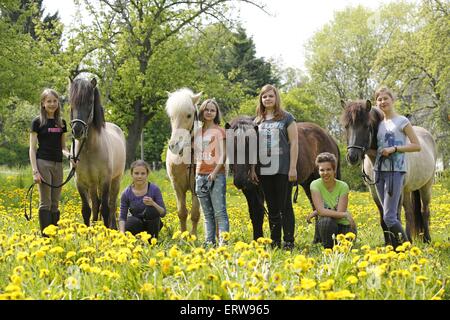 Le ragazze con i pony Foto Stock