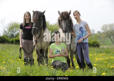 Le ragazze con i pony Foto Stock