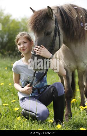 Ragazza con cavallo islandese Foto Stock
