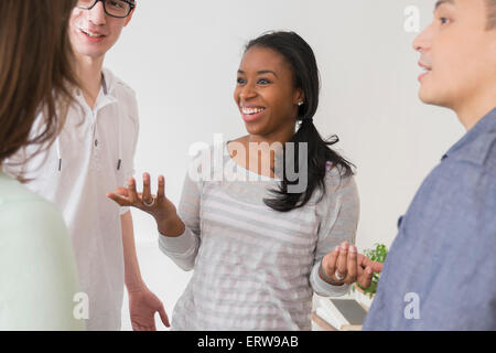 Sorridente amici parlando Foto Stock