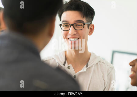 Sorridente amici parlando Foto Stock