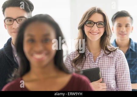 Sorridente imprenditrice azienda digitale compressa in office Foto Stock