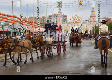 Cavallo e mulo disegnati i carri e cavalieri a Antonio Bienvenida street con cancello principale 2015 Siviglia fiera di aprile Foto Stock