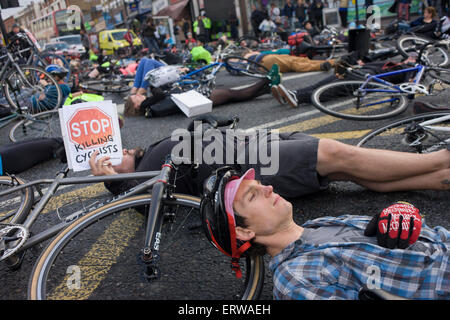 Londra, Regno Unito. 8 Giugno, 2015. I ciclisti protestando circa un'altra morte nelle vicinanze si trovano a Camberwell Green in South London borough di Lambeth. Il 28 maggio, NHS fisioterapista Hartsilver Ester fu ucciso da una sinistra-girando autocarro, 100m da questa posizione. Ester era la sesta ciclismo casualty di quest'anno, la quinta donna a morire e tutti gli incidenti che coinvolgono mezzi pesanti. I sostenitori del gruppo di azione di smettere di uccidere i ciclisti organsided die-in, fermando il traffico a questo importante nodo stradale. Credito: RichardBaker/Alamy Live News Foto Stock