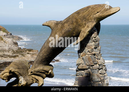 Saltando la scultura di delfini, Aberporth, Ceredigion, Galles Foto Stock