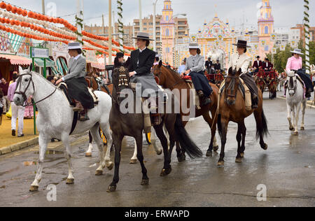 Donne Equitazione sidesaddle su Antonio Bienvenida street con cancello principale 2015 Siviglia fiera di aprile Foto Stock