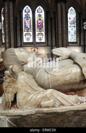 Salisbury, Wiltshire, Regno Unito. Il 7 giugno, 2015. Sole estivo alla storica cattedrale di Salisbury, Salisbury, Wiltshire domenica 7 giugno 2015 Credit: KEITH MAYHEW/Alamy Live News Foto Stock