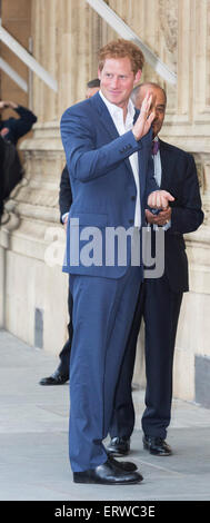 Londra, Regno Unito. 8 Giugno, 2015. Il principe Harry, Royal Patrono, arriva al WellChild Concerto di Gala presso il Royal Albert Hall dove Lady Gaga e Tony Bennett eseguirà. Si è accolti all'arrivo dagli organizzatori. Credito: Nick Savage/Alamy Live News Foto Stock