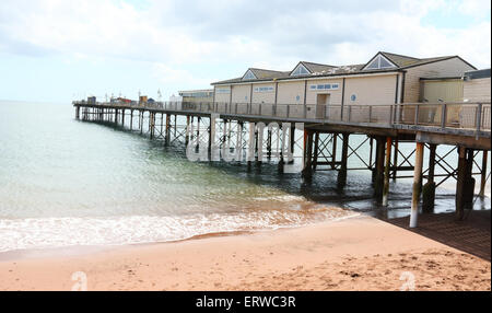 Teignmouth, Devon, Regno Unito. 8 Giugno, 2015. Meteo: giornata soleggiata nel Devon il mare e la città portuale di Teignmouth lunedì 8 giugno 2015 Credit: KEITH MAYHEW/Alamy Live News Foto Stock