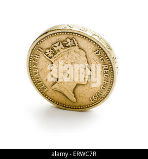 Unico British pound coin sul bordo - isolato su bianco. Foto Stock