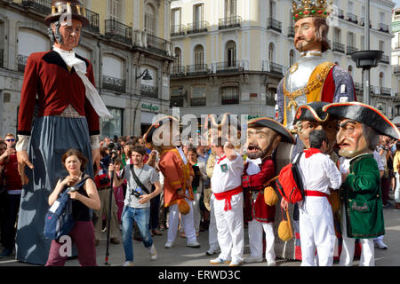 Madrid giganti e teste grandi Pageant, inizio del San Isidro festeggiamenti. Piazza Puerta del Sol. Giant indietro a sinistra "Goya" Foto Stock