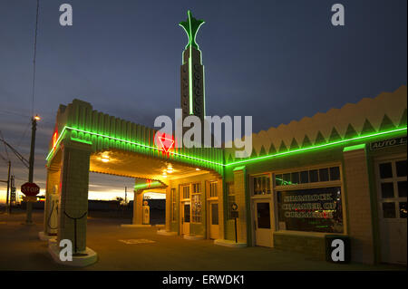 La famosa torre di Conoco gas station e U-Drop-Inn sulla storica Route 66 situato in Shamrock, Texas illuminato con neon nella notte. Foto Stock