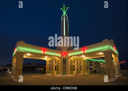 La famosa torre di Conoco gas station e U-Drop-Inn sulla storica Route 66 situato in Shamrock, Texas illuminato con neon nella notte. Foto Stock