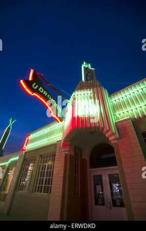 La famosa torre di Conoco gas station e U-Drop-Inn sulla storica Route 66 situato in Shamrock, Texas illuminato con neon nella notte. Foto Stock