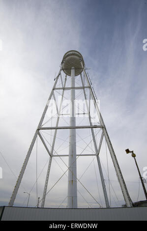 Il più alto water tower in Texas si trova in Shamrock sulla strada principale appena fuori della storica Route 66. Foto Stock