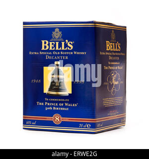 Bell' s Extra Special Old Scotch Whisky decanter, rilasciato nel 1998 per commemorare il cinquantesimo compleanno del Principe di Galles Foto Stock