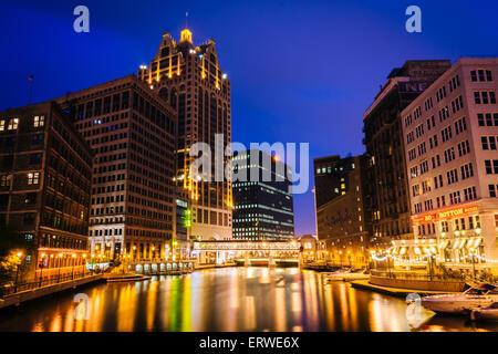 Edifici lungo il fiume Milwaukee di notte, a Milwaukee nel Wisconsin. Foto Stock