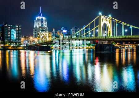 La Pittsburgh skyline e Roberto Clemente Bridge di notte, visto dalla sponda nord di Pittsburgh, in Pennsylvania. Foto Stock