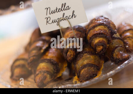 Rugelach Nutella, ebraica cioccolato croissant ripieni dolci Foto Stock