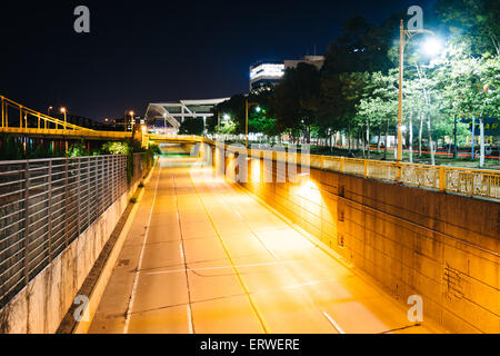 Vista di Fort Duquesne Boulevard di notte, a Pittsburgh, in Pennsylvania. Foto Stock