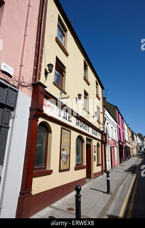 Negozi e il posatoio bar sulla ripida strada fermanagh cloni contea di Monaghan Repubblica di Irlanda Foto Stock