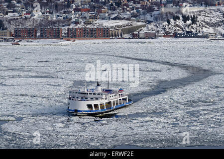 The Quebec-Levis ferry crossing the ice covered St Lawrence Foto Stock