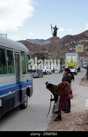 Una donna molto vecchia cercando di attraversare la strada in Cusco, Perù Foto Stock