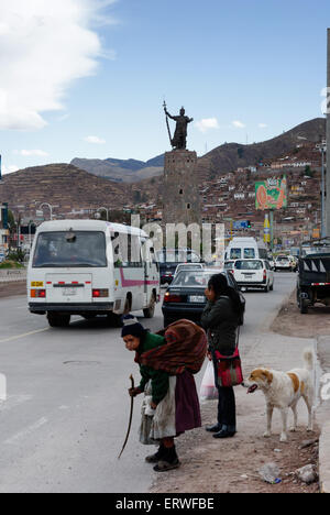 Una donna molto vecchia cercando di attraversare la strada in Cusco, Perù Foto Stock